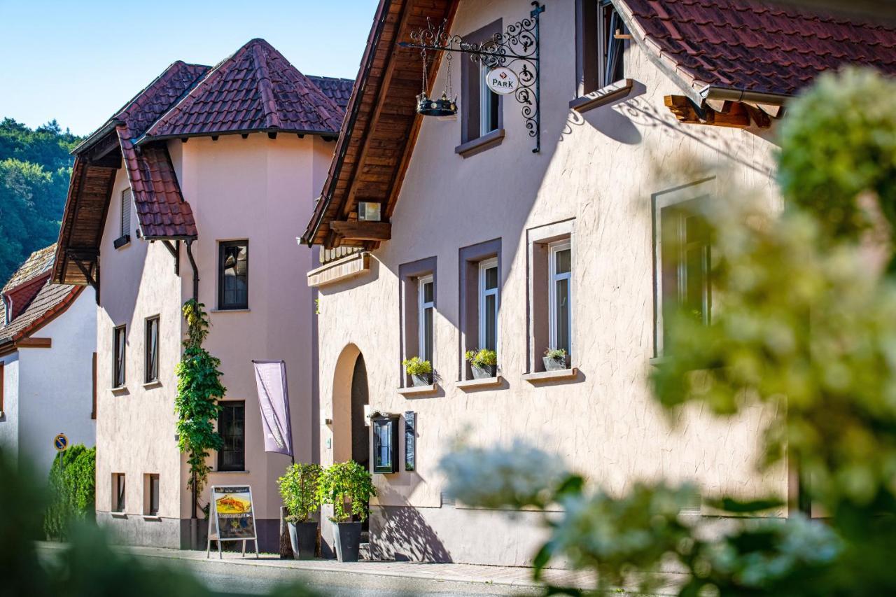 Landgasthaus & Hotel Zur Krone Dahn Bagian luar foto