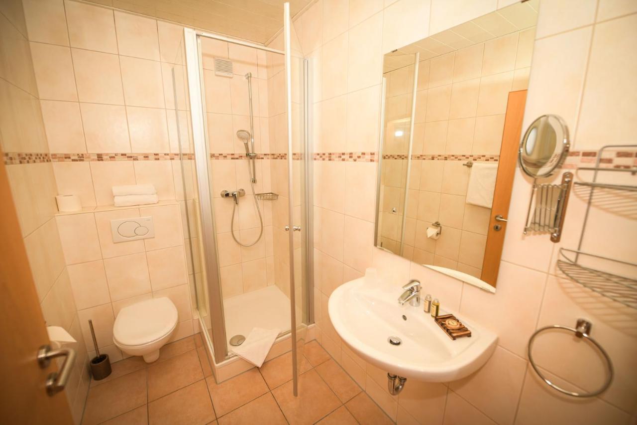 Landgasthaus & Hotel Zur Krone Dahn Bagian luar foto