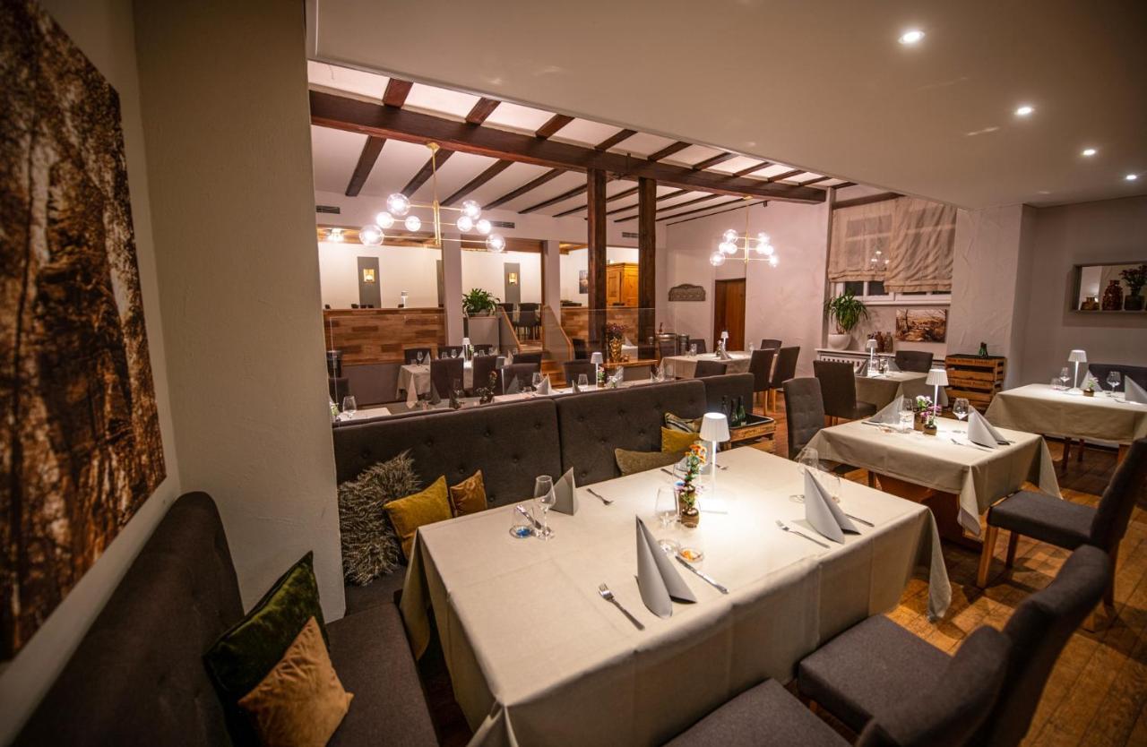Landgasthaus & Hotel Zur Krone Dahn Bagian luar foto