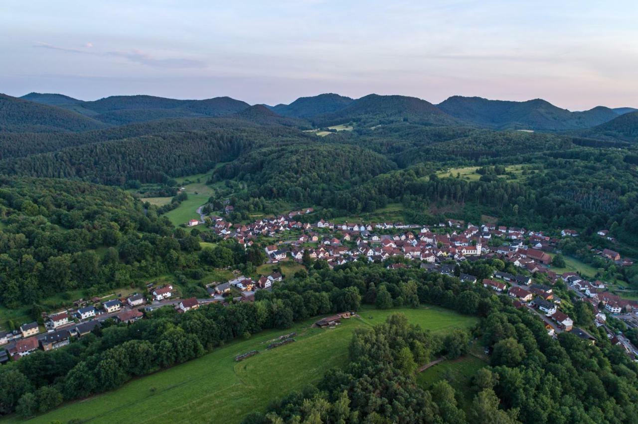 Landgasthaus & Hotel Zur Krone Dahn Bagian luar foto